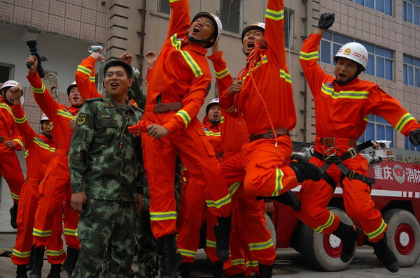消防部队以电影《火影雄兵》向十八大献礼(1)