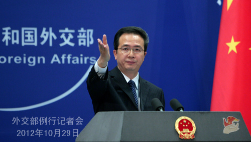 2012年10月29日，外交部发言人洪磊主持例行记者会。