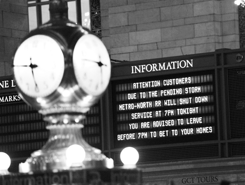 10月28日，美国纽约中央火车站的告示牌显示即将停运的通知