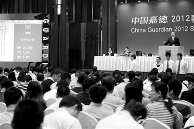 图片版权归原作者所有 中国嘉德2012春季拍卖会在北京国际饭店举行。与20年前拍卖现场(左图)相比,如今的拍卖充分利用了各种多媒体,使拍卖变得更加直观立体。-图片版权归原作者所有