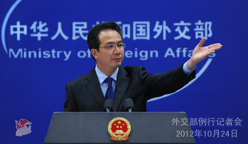 2012年10月24日，外交部发言人洪磊主持例行记者会。