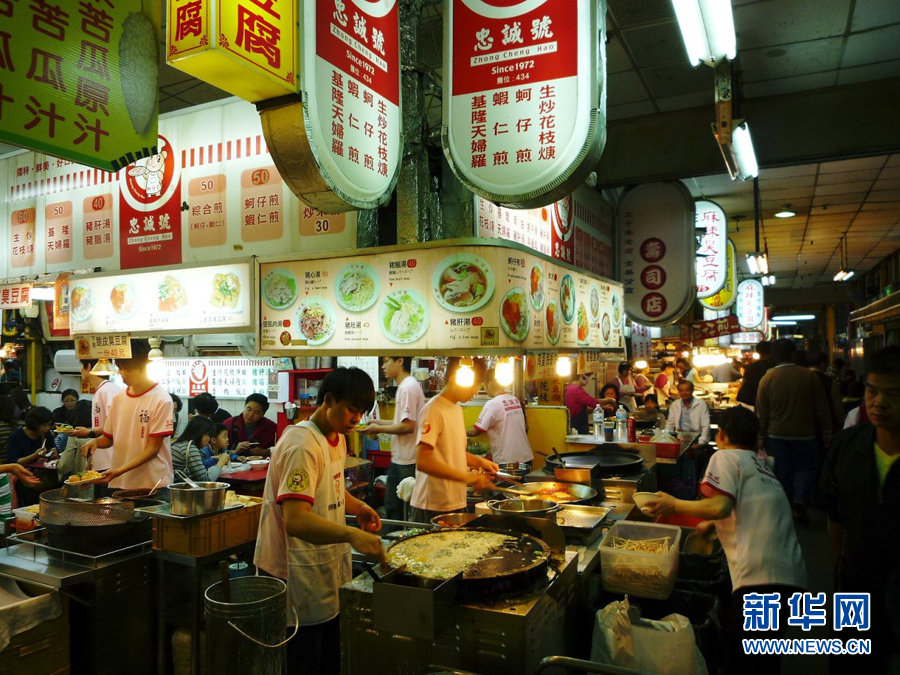 图为临汾路夜市.