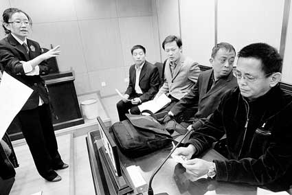 张治中的两个孙子张皓霆（右一）、张小惠（右二）坐在被告席上