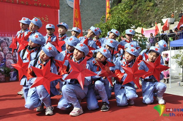 北川八一红军小学的孩子们表演《红星闪闪.熊伟摄