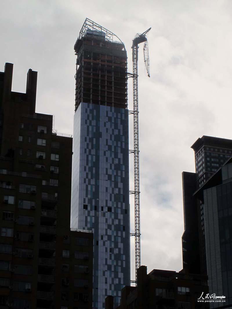 one57大楼折断的吊长成为新奇观。人民网记者 任建民 摄