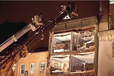 29日，纽约一栋四层公寓楼的外墙倒塌。图/东方IC