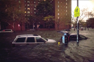 29日，纽约第14街上的的车辆被大水淹没。图/东方IC