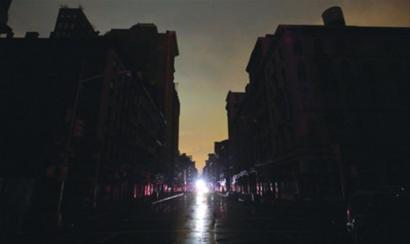 当地时间10月29日，纽约曼哈顿许多街区陷入一片漆黑。