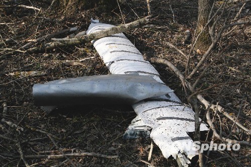 4月11日，波兰总统卡钦斯基专机在俄罗斯斯摩棱斯克军用机场坠毁地点附近的道路开通，但是警戒线核心区仍然关闭。俄波调查人员正在现场工作。图为飞机残骸。