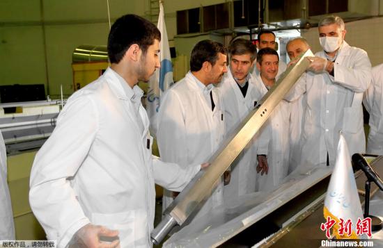 2012年2月15日，伊朗专家将首批国产核燃料棒装载至德黑兰研究用反应堆。在发布仪式上，内贾德亲自操作，将第一个伊朗国产的20%的核燃料棒填充入德黑兰研究性核反应堆。