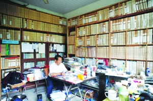 杨声谋在自己的研究室里