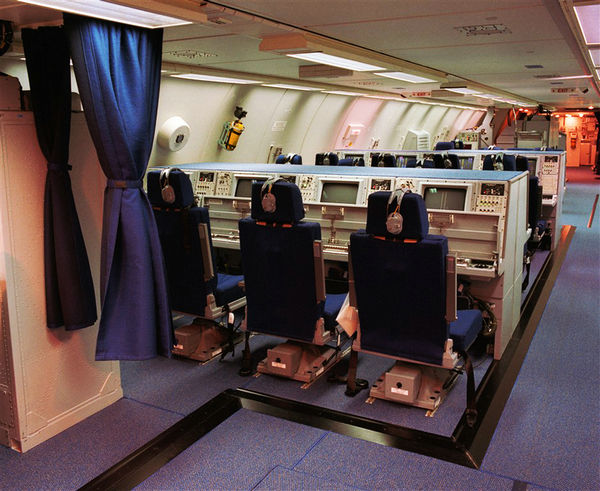 中国空警2000预警机内部操纵室图片