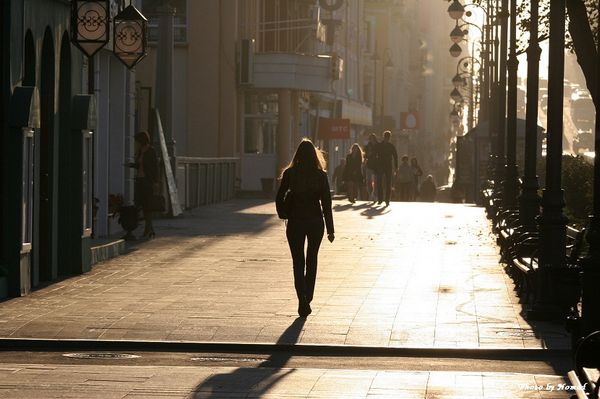 金发在阳光下飞舞游客眼中的俄罗斯远东美女