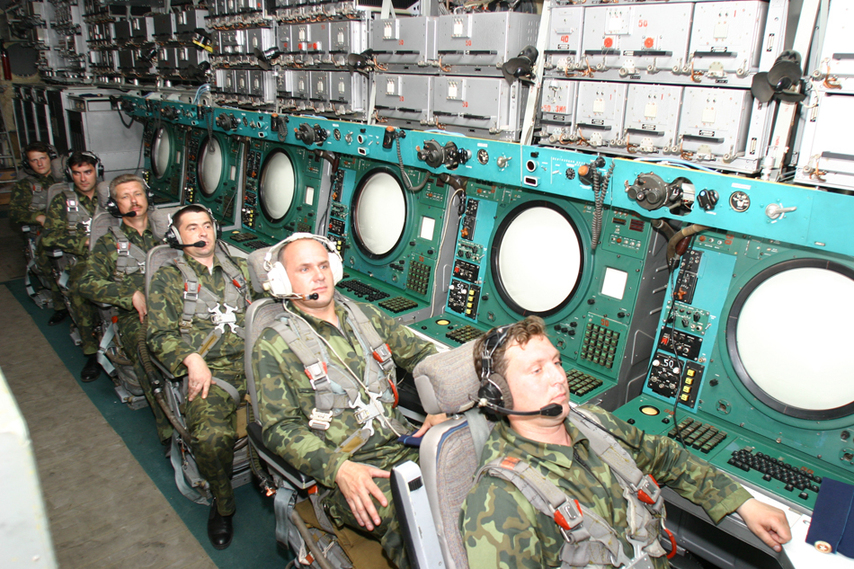 中国空警2000预警机内部操纵室图片