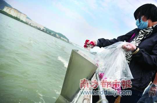 骨灰撒向大海(图)