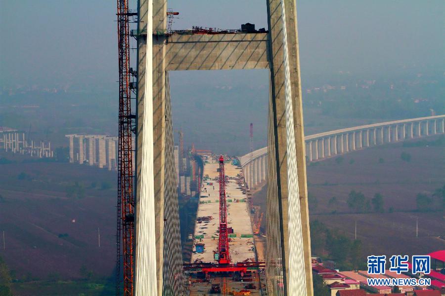 主跨567米的湖北黄冈长江大桥完成公路桥面板