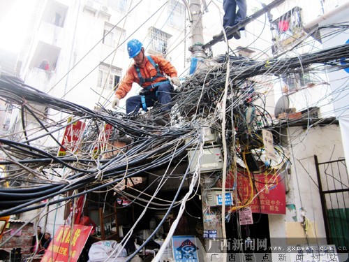 空中"盘丝"压裂电线杆 事发南宁长堽南路四巷(图)