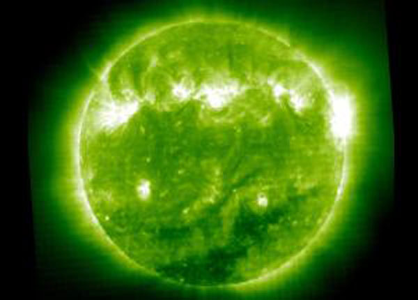 2011年4月份，美国宇航局的SOHO太阳观测卫星在紫外波段下拍摄的太阳照片（伪彩色）