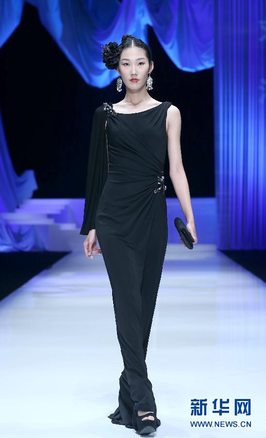 10月31日,模特在展示中国服装设计最高奖项"金顶奖"获得者的最新时装