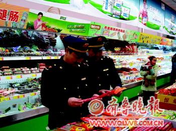 寿光工商局执法人员在超市内对食品进行突击检查。