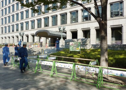 大阪市11月1日开始在市政府大楼周围设置路障，以防止抗议接收震灾垃圾的大阪市民搭建的帐篷继续增多。（共同社）