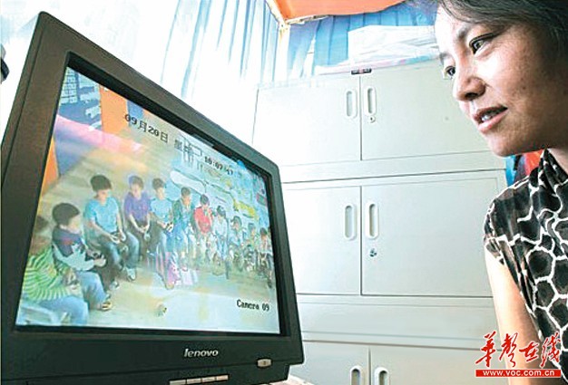 不少幼儿园实行了网上远程监控