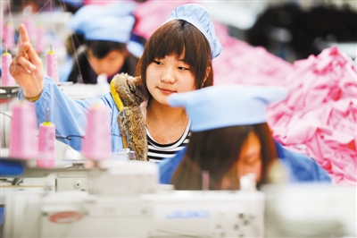 2012年2月29日,江苏某服装公司员工在生产流