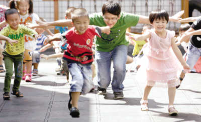 2012年9月7日，浙江省桐乡市某幼儿园，男幼师王宇正带着孩子们做游戏。