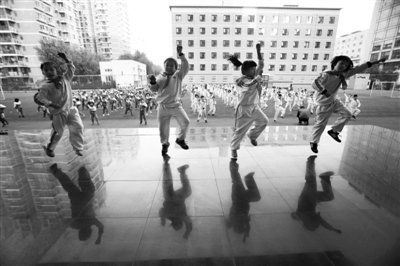 昨日，四名领操同学在台上带领同学们跳《江南Style》