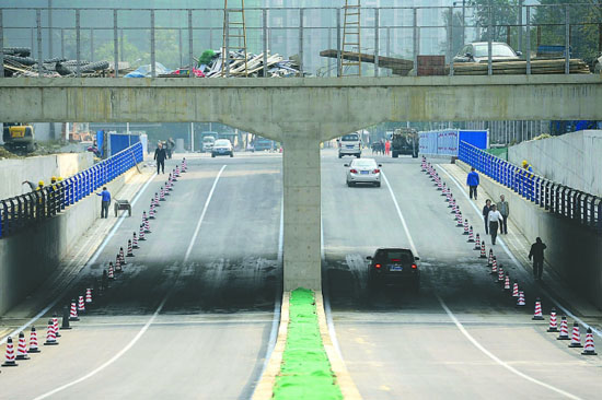 11月1日,九三路下穿隧道通车,将缓解科华路的交通压力