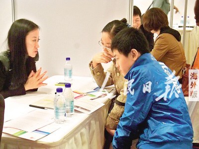 妈妈带着孩子在咨询有关国外中学的情况。 刘依林摄