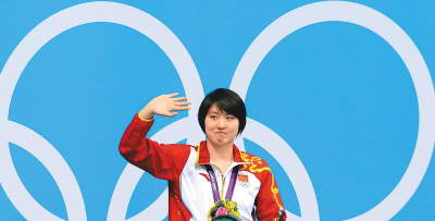 在伦敦奥运会女子200米蝶泳决赛中，中国选手焦刘洋以2分04秒06的成绩夺冠，并打破奥运会纪录。凡军摄