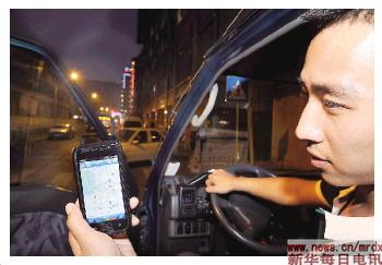 市民在北京王府井通过手机查询停车场信息(图