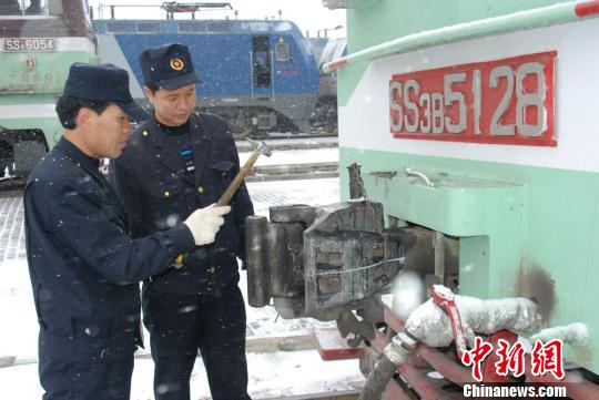 兰州铁路局嘉峪关机务段机车乘务员出库前库内整备机车场景.周东山摄