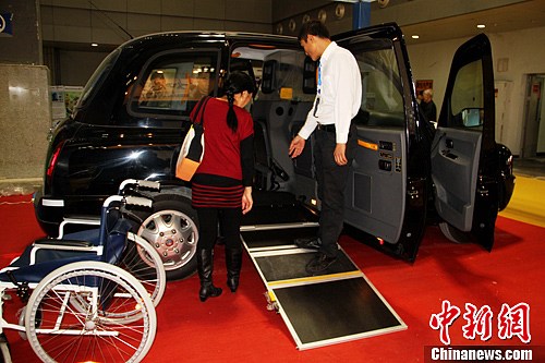 无障碍轿车亮相第七届中国老年产业博览会(图