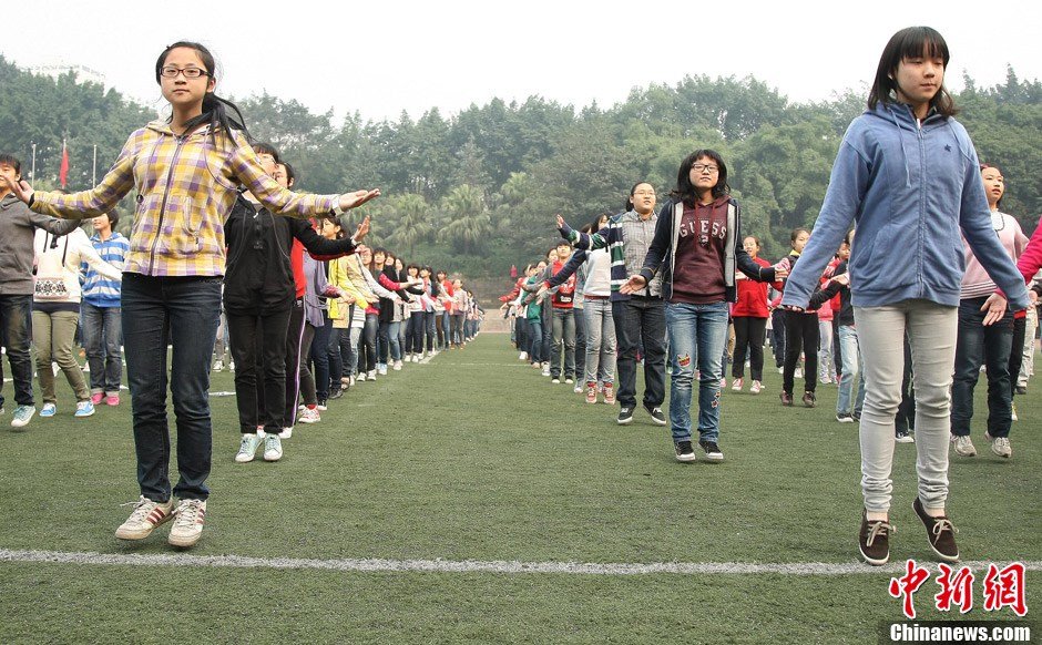重庆中学生齐跳《最炫民族风》潮爆校园 高清
