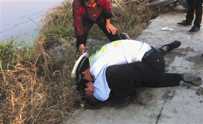 曝温州交警为溺水老汉做人工呼吸 感动众网友(图)