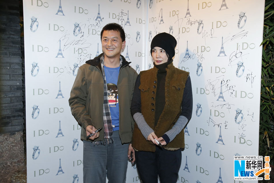 李亚鹏丽江古城玩浪漫为爱妻王菲送上香吻