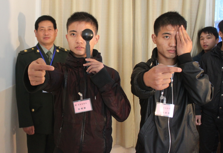 各地青年参加征兵体检 南京三对双胞胎同时报