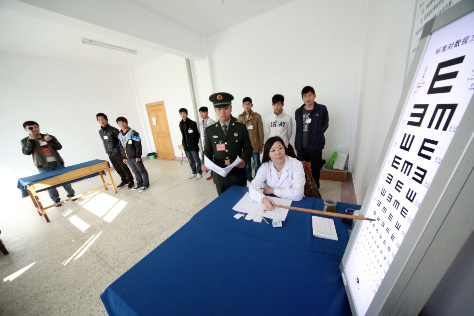 各地青年参加征兵体检 南京三对双胞胎同时报名 图