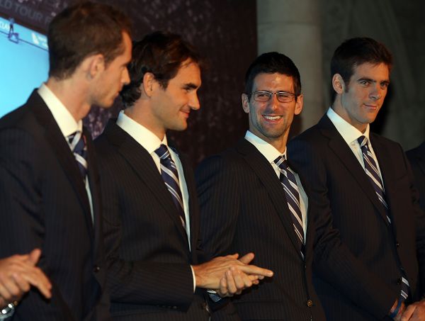 图文:2012年ATP年终总决赛 小德戴着眼镜