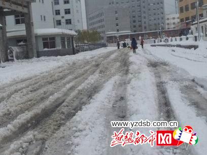 丰宁县城道路已被积雪覆盖