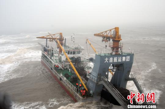 4日，中国北部海域大风，多艘船只遇险，交通运输部北海救助飞行队一天成功救助24人。冯小荧摄