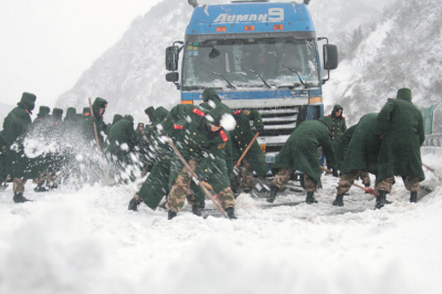 11月4日，武警北京总队五支队战士在京藏高速八达岭路段清扫积雪。