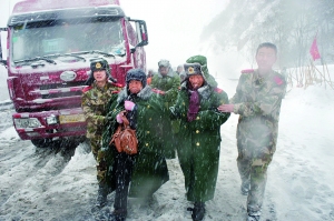 昨天，武警战士转移被困在京藏高速八达岭隧道附近的群众。晨报记者 王巍/摄