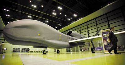 在东京展出的美国“全球鹰”无人机，据悉，日本计划开发的国产无人机类似“全球鹰”。资料图片