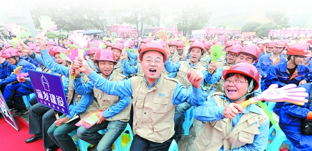 農民工們歡慶自己的節日 首席記者 鐘志兵 攝