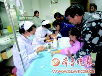 4日下午,东营市立儿童医院,护士正在给感冒的孩子打针.