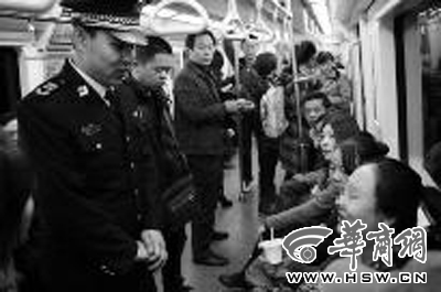 任務職員在地鐵車廂內對一位喝酸奶的乘客停止提-示本報記者 張喆 攝