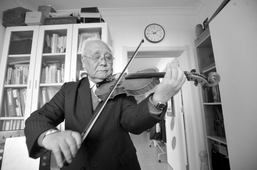 83岁的小提琴手76岁才学琴(图)
